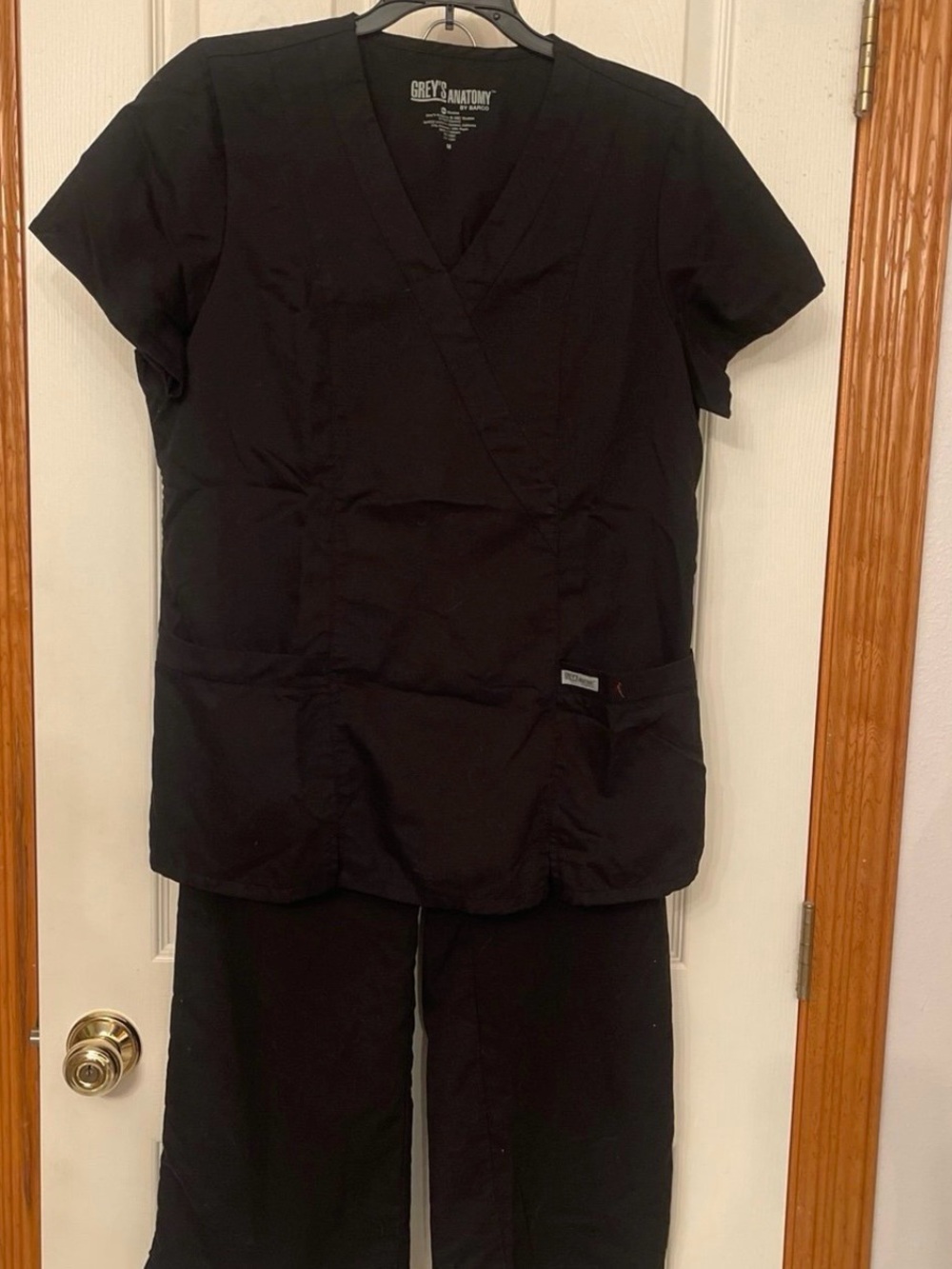 GREY'S ANATOMY Black Scrub Set - V-Neck Top & Pants. Medium